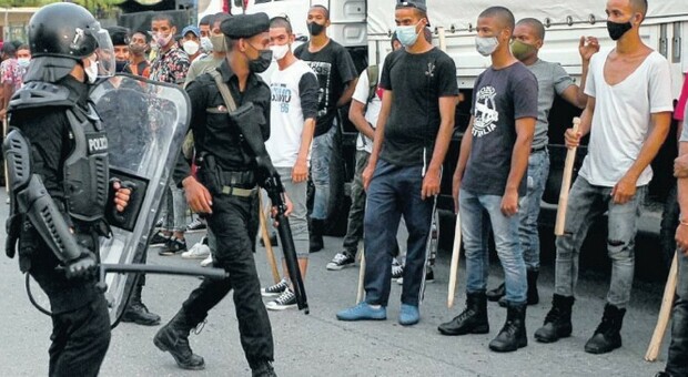 Cuba, il pugno duro del regime: raffica di arresti. Appello Ue: «Fermatevi»