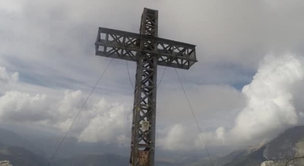 Torna la croce sul Monte Bove. La sindaca Bernardini: «Finalmente, ci sono voluti solo tre anni»
