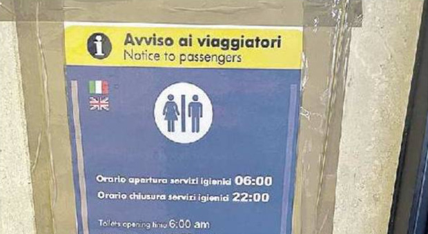 Stop al degrado in stazione, i servizi igienici diventano a pagamento: un euro per andare in bagno
