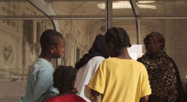 Milano, altri 10 casi di scabbia tra migranti alla stazione