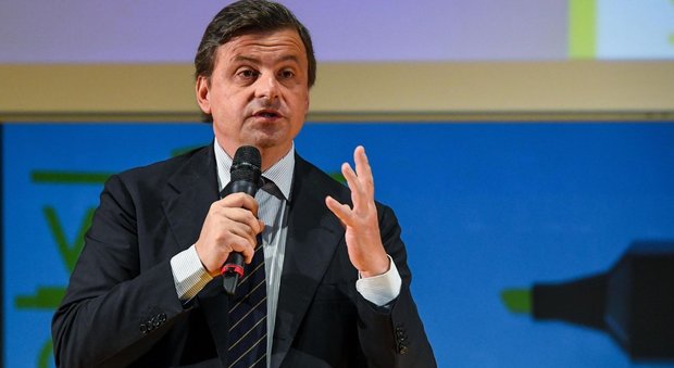Vendita Alitalia, Calenda apre all'ipotesi di Renzi: no spezzatino