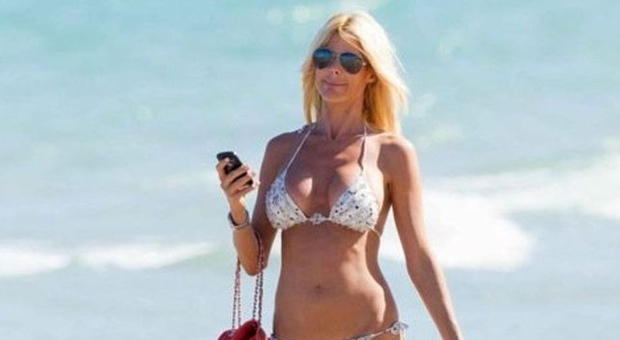 Victoria Silvstedt, supersexy in spiaggia a quasi 40 anni. Con la borsetta Chanel...