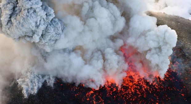 Giappone, allarme per l'eruzione del vulcano Shinmoe: nube di fumo alta 2mila metri