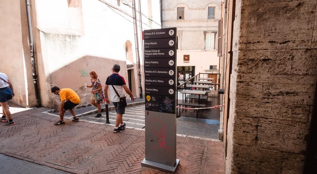 Perugia, turisti beffati da totem e app. Fermo il progetto dei nuovi segnali