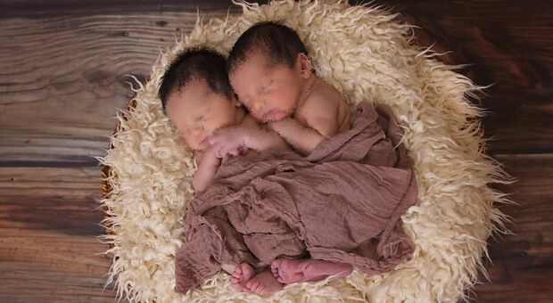 Gemelline nate la notte di Capodanno, avranno due anni di nascita diversi: «Una nel 2023, l'altra nel 2024»