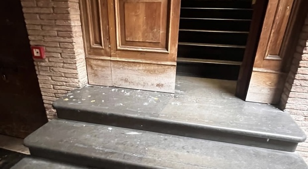 Terni, Ferranti (FI) contro Corridore: «Sogna una città pulita e non riesce tenere in modo decente l’ingresso di palazzo Spada»