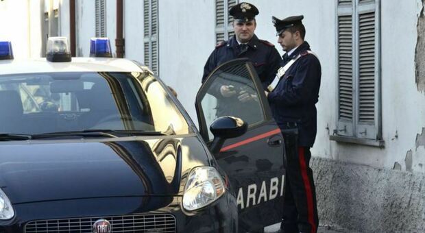 Droga, vedono un'auto sospetta e chiamano i carabinieri: i residenti fanno arrestare il pusher