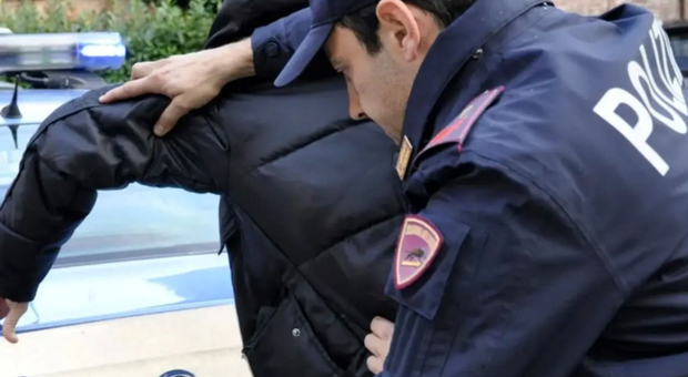 Distrugge auto in sosta a Roma e morde una mano all'agente di polizia che lo arresta