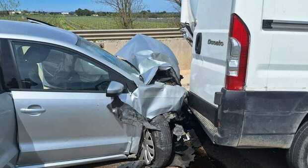 Auto contro furgone sulla superstrada: tre feriti gravi