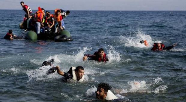 Migranti, nuova tragedia del mare: affondano due barconi al largo della Grecia, 42 morti di cui 11 bambini