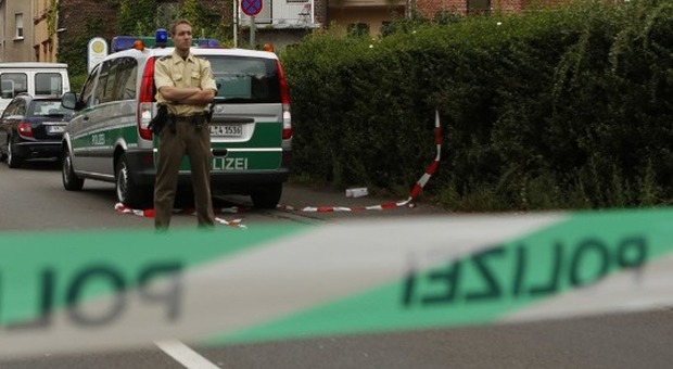 Germania, uomo armato barricato in un ristorante: "Ha problemi psicologici"