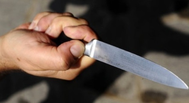 «Mi faccio giustizia da solo» va dai carabinieri col coltello: denunciato