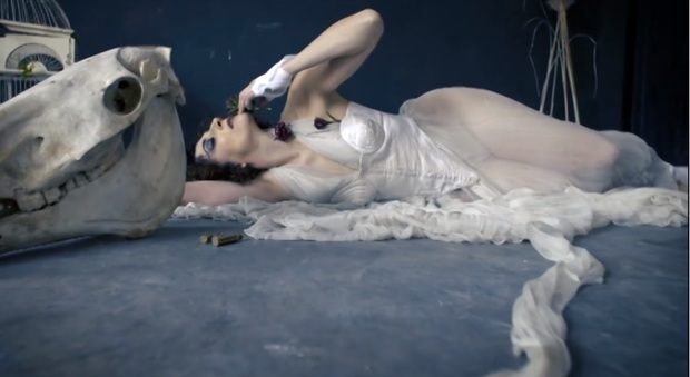 Adel Tirant nel frame tratto dal videoclip "La Giostra", brano di lancio del disco d'esordio "Adele e i suoi eroi"