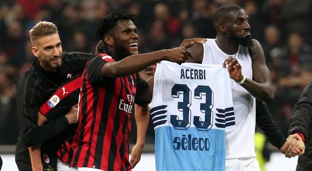 Milan, il club difende il gesto di Bakayoko e Kessie: «Non è antisportivo»