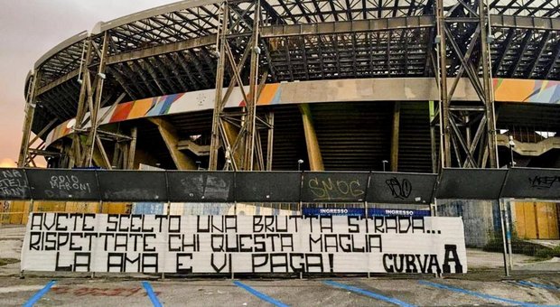 Napoli, nuovo striscione ultrà rivolto ai giocatori: «Avete scelto una brutta strada»