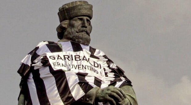 «Garibaldi juventino», un'enorme bandiera bianconera sulla statua dell'eroe dei due mondi a Napoli