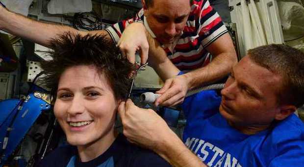 I capelli di Samantha Cristoforetti tagliati dagli astronauti americani e russi