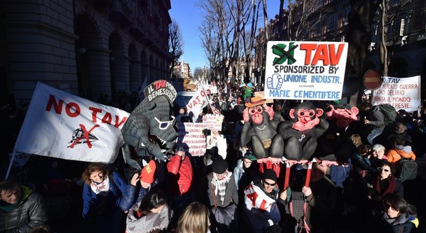 No Tav in corteo a Torino: «Siamo in 70mila» Il rispetto delle madamin Grillo: «Non si farà»