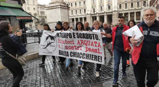 Terremoto, un migliaio a Montecitorio: «Sbloccate i cantieri, è tutto fermo»