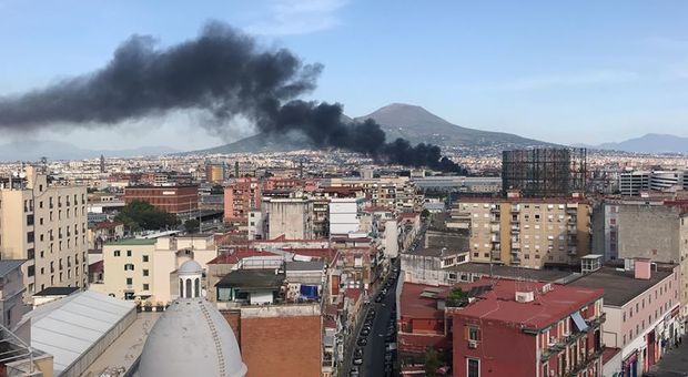 Incendio a Napoli, in fiamme cumuli di spazzatura e pneumatici: la colonna di fumo nero visibile da tutta la città