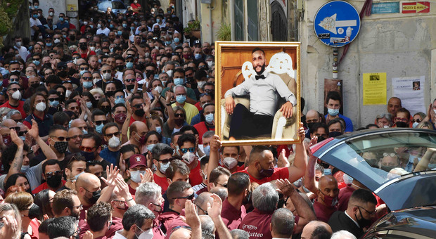 Salerno piange Matteo, morto al porto: una processione come per il «suo» santo
