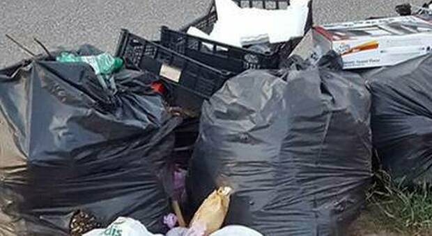 Napoli: sacchetti neri in via Toledo, per tre negozi scatta la sanzione
