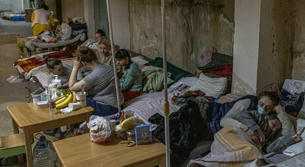 Ucraina, L'orrore raccontato da una donna in fuga da Mariupol: «Ho visto tre bambini morire per fame e sete»