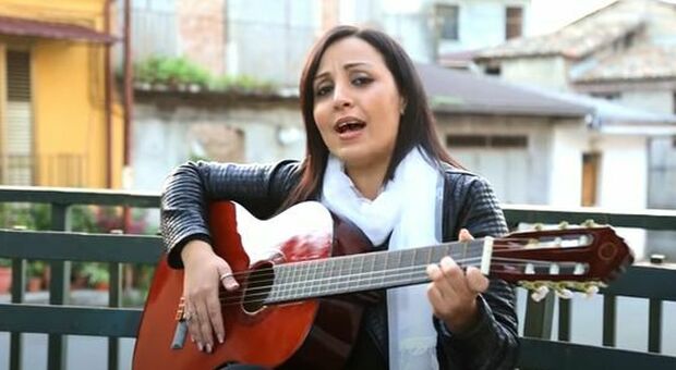 Inneggia alla latitanza e a Toto Riina, la cantante folk Teresa Merante su YouTube con 3 milioni di view