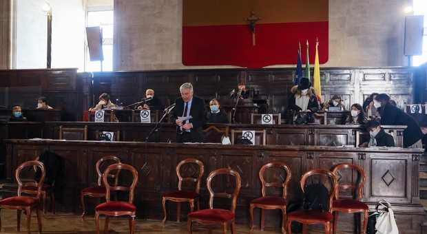 Multe pazze nella Ztl, sciolta la seduta del Consiglio comunale di Napoli: manca numero legale