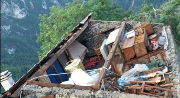 Pompieri sul tetto del rifugio del monte Agudo mettono in sicurezza la lamiera divelta dal vento