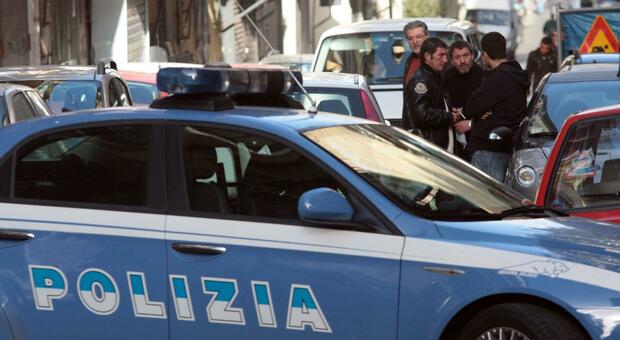 Controlli a Napoli, vendevano scarpe e borse contraffatte nella Maddalena: 5 le persone denunciate