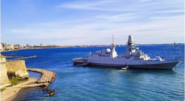 Fregata Martinengo incagliata a Taranto a pochi metri dalla riva, ecco cosa è successo: il video