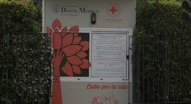 Neonata lasciata nella culla della vita a Bergamo, il biglietto della mamma: «Vi affido un pezzo della mia vita»