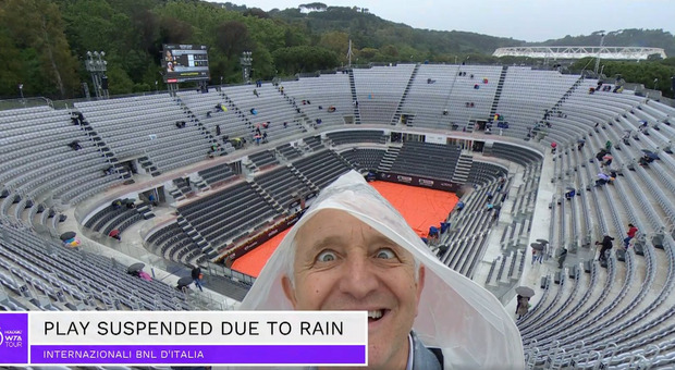 Internazionali tennis, l'intruso sotto la pioggia è il meme della settimana