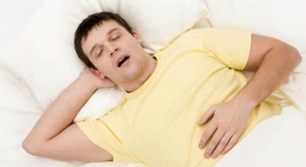 Gli effetti negativi del dormire con la bocca aperta