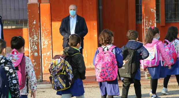 Scuola a Benevento, scontro social tra Mastella e gli insegnanti