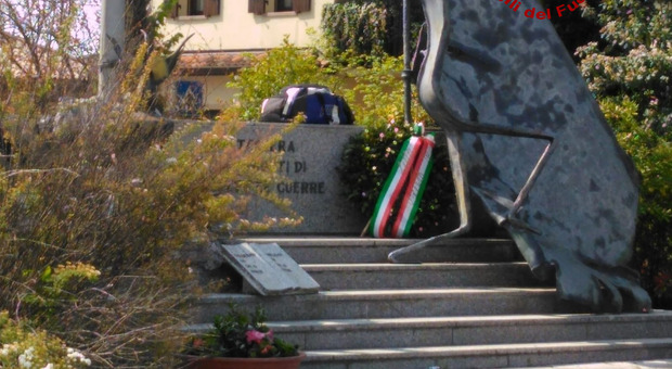Zainetto abbandonato vicino al monumento: scatta l'allarme bomba, chiusa la statale Triestina, ma conteneva solo vestiti