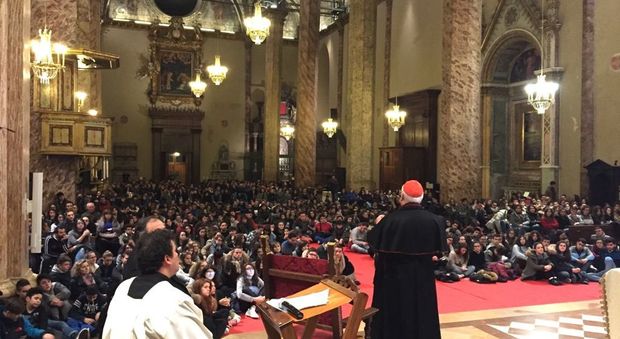 Il cardinale Bassetti con i giovani in cattedrale