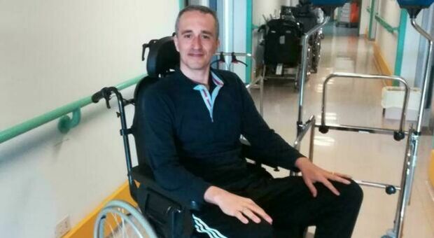 Fabrizio Gentili, il prof paralizzato da dolori atroci dopo aver preso un antibiotico. «Per lo Stato non ho diagnosi»