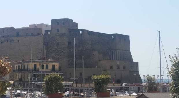 Napoli, aree chiuse, caos e graffiti: Castel dell’Ovo deturpato