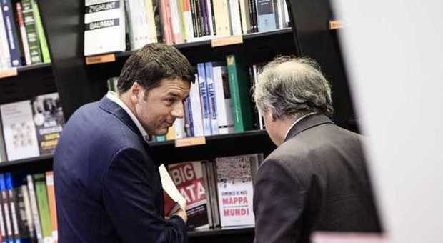 Renzi fa scorta di libri alla Feltrinelli di galleria Sordi: da Giddens a Landini