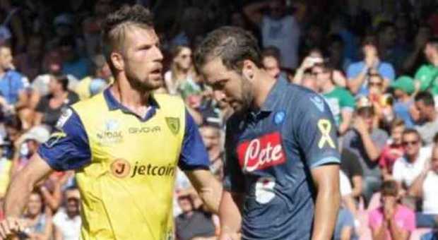 Il Napoli sbaglia un rigore con Higuain e perde in casa contro il Chievo: squadra fischiata