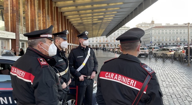 Picchiano e derubano due turisti a Roma, ma i carabinieri li intercettano: arrestati dopo la descrizione dei turisti