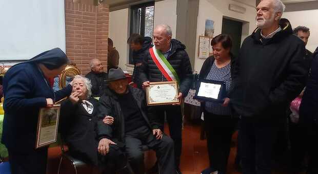 Il sindaco di Acuto consegna una targa al neo centenario, suo padre Rodolfo Agostini