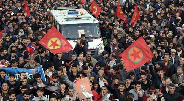 Turchia, folla ai funerali del capo degli avvocati curdi Tahir Elci