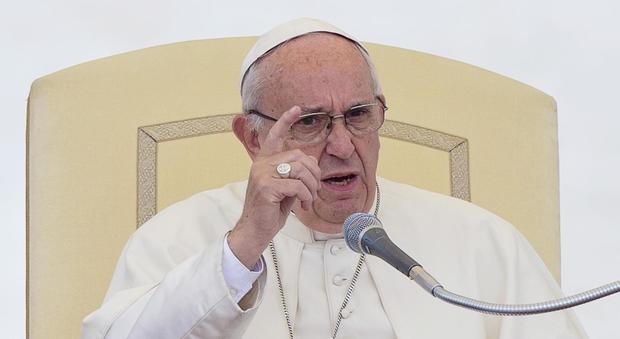 Laurea dell'università di Salerno al Papa. La Santa Sede: «Francesco non accetta onorificenze»