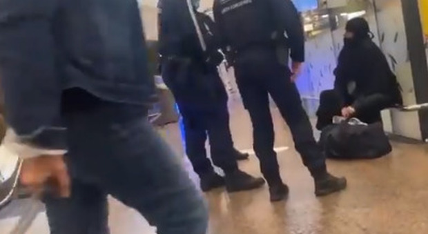 Lione, donna minaccia di farsi esplodere in stazione: stop a tutti treni. Francia in allerta terrorismo