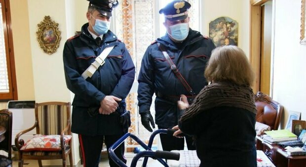 Anziana chiama i carabinieri nel Napoletano: «Mi sento sola». Militari in visita, i racconti e le lacrime