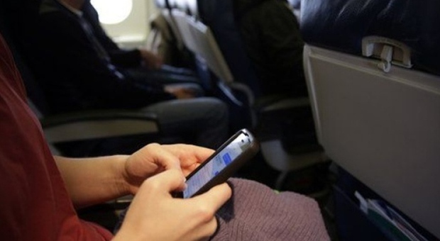 Cellulari e tablet in aereo, in Europa ora si può: "Connessi a internet con il wi-fi"