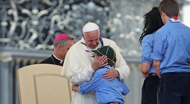 Il papa abbraccia una bimba scout